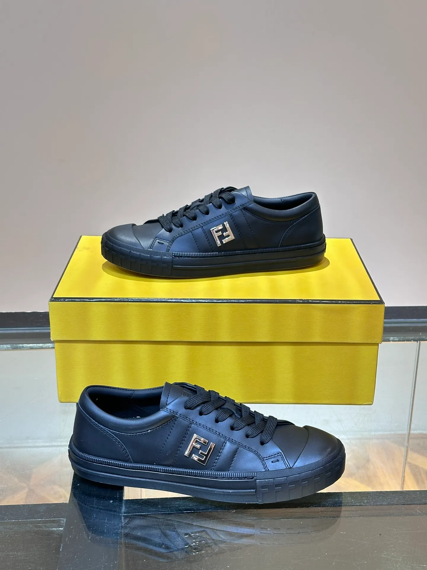 Men's Men's Shoes 💰380 [New Style] 🍿🍿Fendi Fendi Casual Sneakers Skateboard Shoes, the new Domino sneakers have become a favorite shoe. For those who want to create a simple and FENDI-characteristic look, this shoe is the perfect choice. Because this sneaker is one of the most cost-effective among FENDI's entry-level sneakers, it provides a great opportunity to attract and attract all customers who love easy and comfortable everyday sneakers. Size: 38-45 (men’s size 38.45 customized)